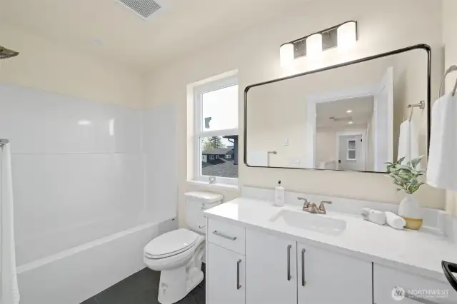 Upstairs full bathroom.