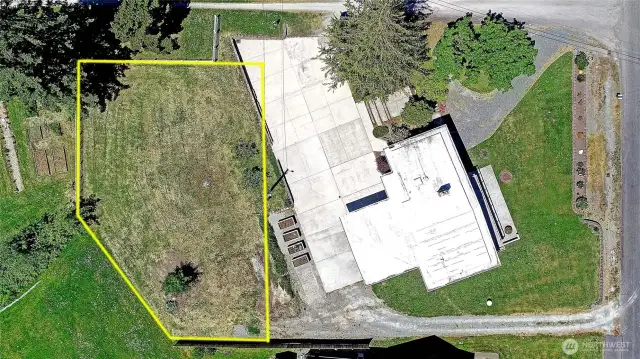 Separate lot behind home, recent site registration & water available.