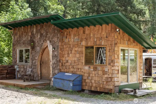 "Shed Quarters"- grid power, wifi, laundry and bath house