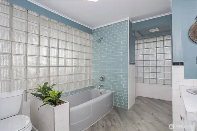Full Bathroom 2