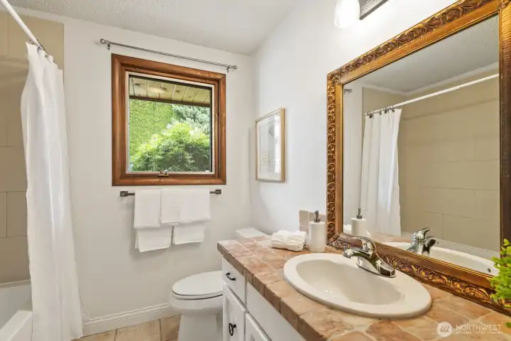Main floor full bathroom