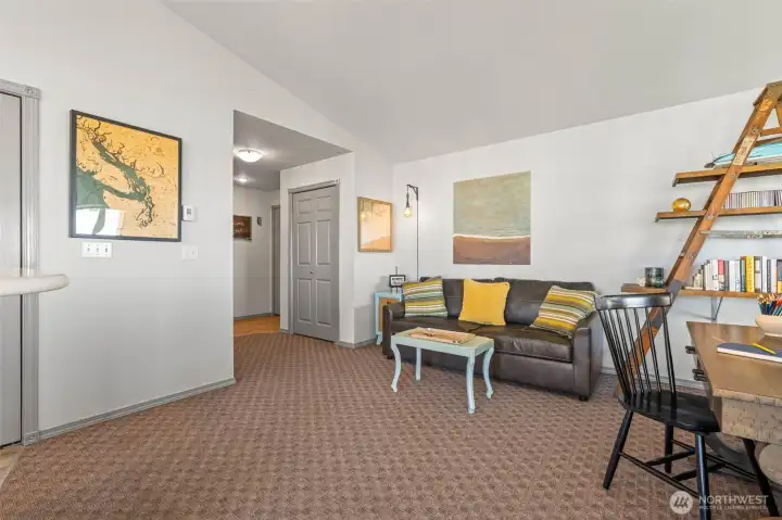 Additional seating area in this very spacious great room