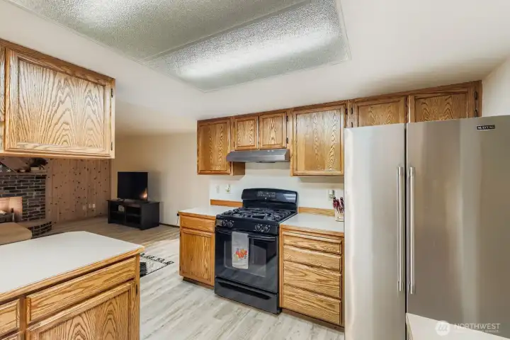 A great floor plan with the kitchen being in the center of the living space downstairs