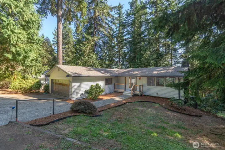 91 Drew Lane is nestled in the woods by the bay. Directly across the street is the marina, Port Ludlow Inn, and the North Beach Clubhouse, so you can easily get to all of your favorite resort activites.
