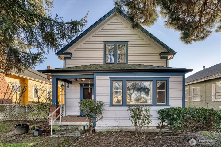 Craftsman home in great Central Tacoma location, near 6th ave business district.