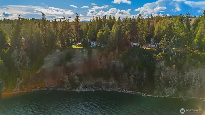 Gorgeous high bluff with 100 feet of waterfront. Direct beach community access.