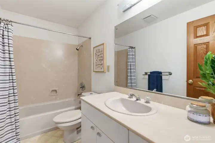 Upstairs full bath.