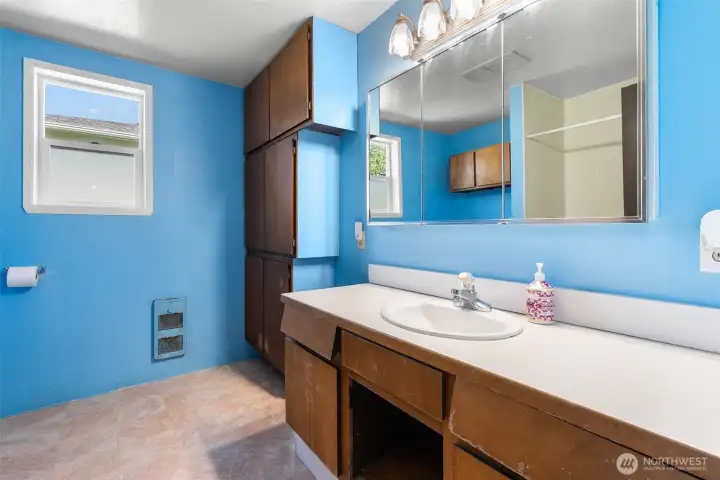 Spacious Full Bath. Spacious Full Bath.