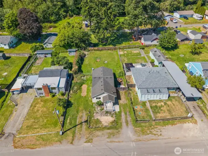 You can see both parking areas and what a great sized lot it has. You can see both parking areas and what a great sized lot it has.