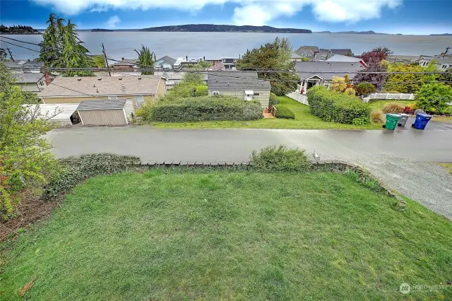 Front yard area, quiet one way street, easy walk down to beach access