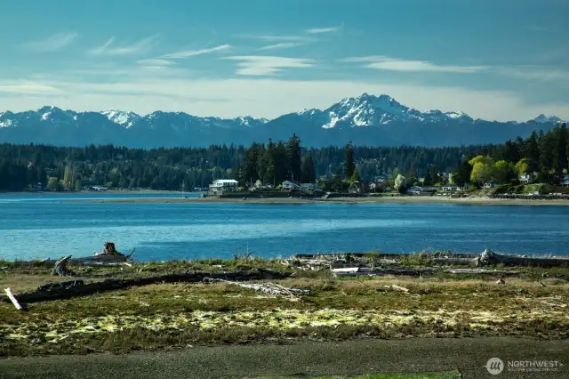 This private waterfront estate is an awe-inspiring backdrop for the Olympic Mountains and the serene waters of the Puget Sound. The intimate escape offers the perfect balance of comfort and elegance. It epitomizes the idyllic Pacific Northwest lifestyle.
