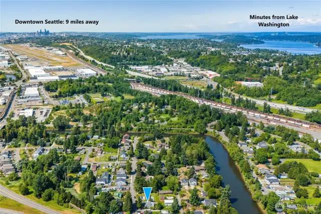 Ideally located, the home is less than 10 miles from downtown Seattle, and a few minutes' drive to Lake Washington's waterfront parks.