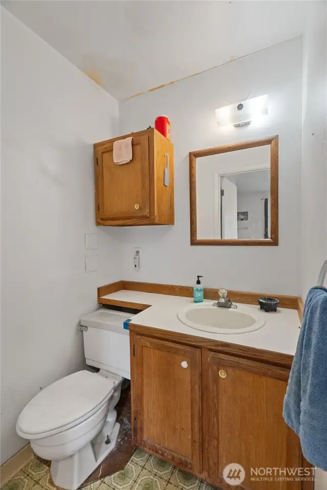 main floor 1/2 bath