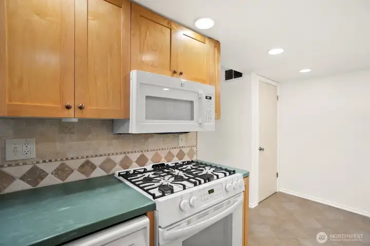 If you love to cook with gas, this is a 5 burner gas cooktop that is ready for your best foodie recipes!