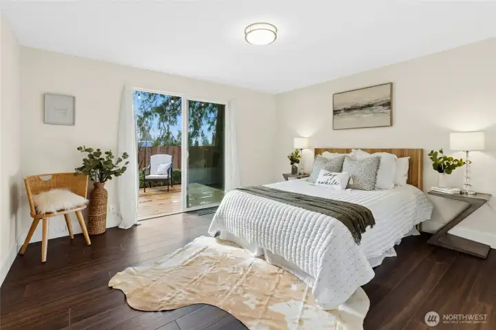 Spacious primary en suite with deck access.