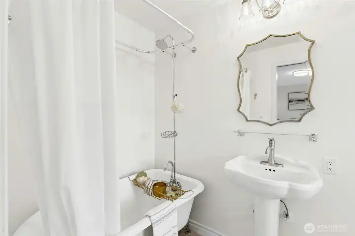 Tub shower combo - so cute!