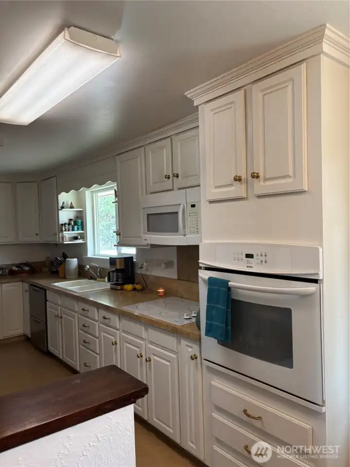 Kitchen tons of storage space