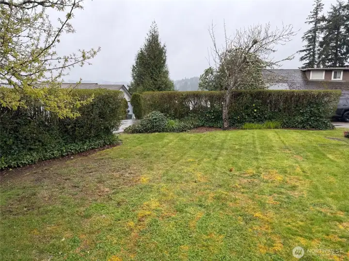 Private lawn between 1279 and 1275