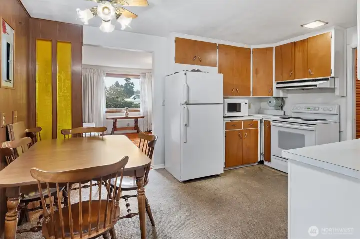 kitchen w/ dinette area