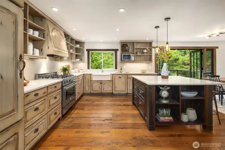 Spacious, bright kitchen