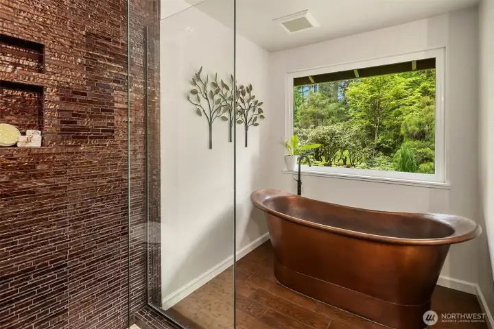 Grand Copper soaking tub