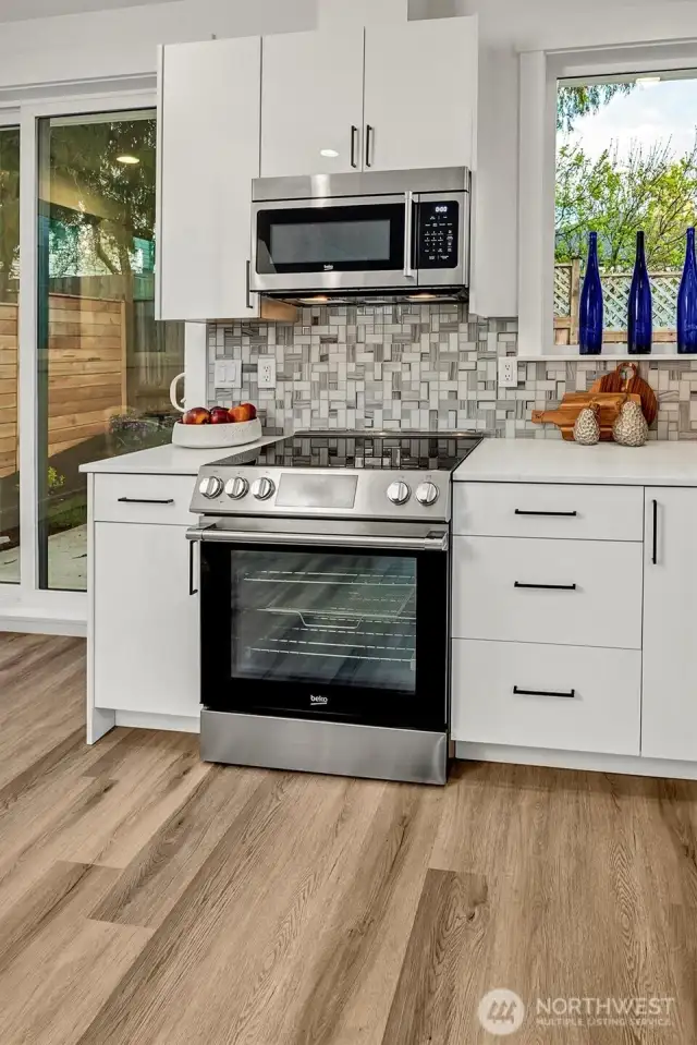 Induction stove top, luxury tile work with access to private fully fenced back yard - -7350 21st Ave NW, Seattle, WA 98117