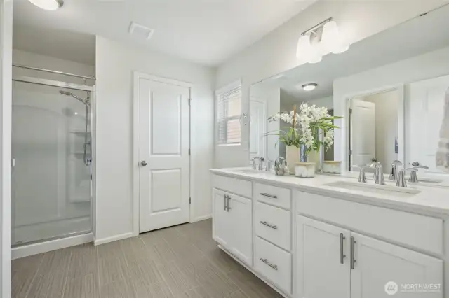 Large primary bathroom, with multiple closets!