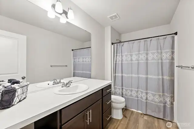 Upstairs full bathroom.
