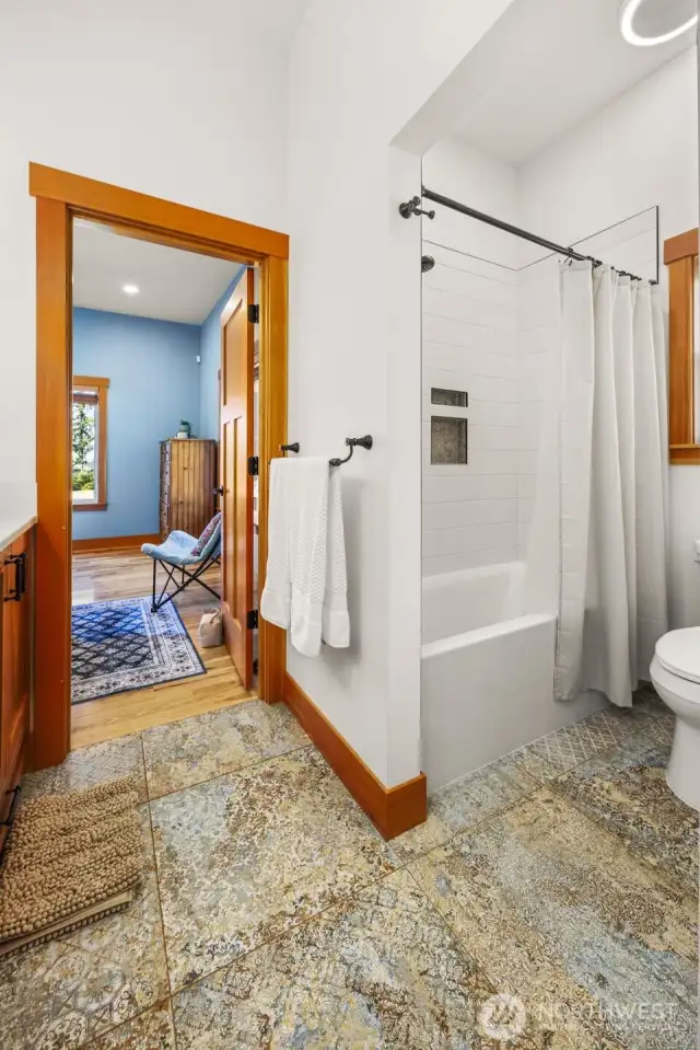 Shared bathroom between bedrooms 2&3