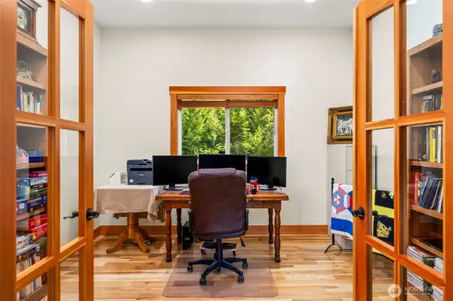 Spacious office/den