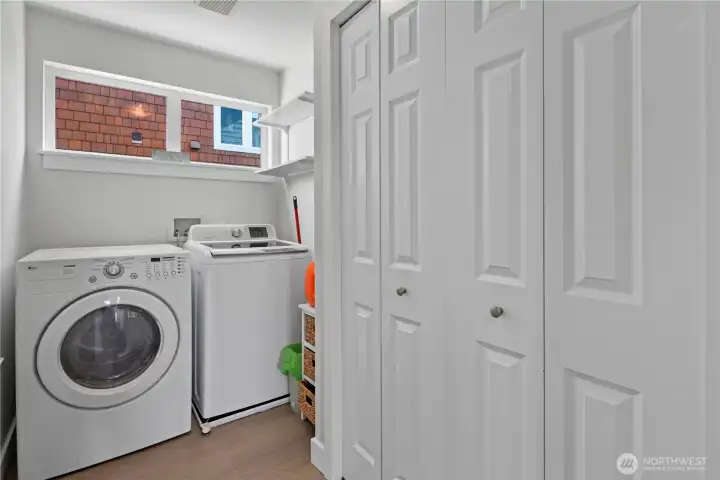 Laundry room w/ plenty of storage