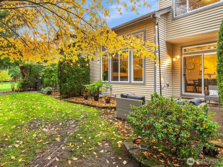 The yard is maintained by the HOA.