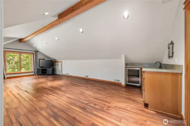 With Mini Kitchenette And Beverage Cooler