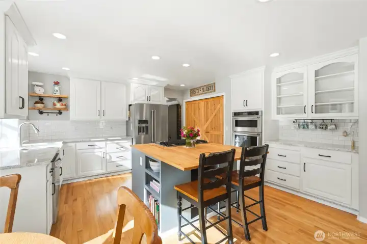 Kitchen w/ island Kitchen w/ island