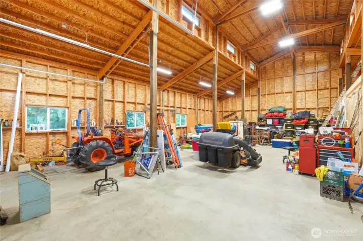 Huge shop 1,920 sq ft (tractor does not stay) Huge shop 1,920 sq ft (tractor does not stay)
