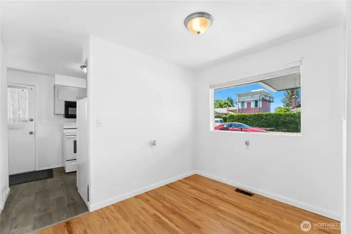 Dining area right off kitchen. Dining area right off kitchen.