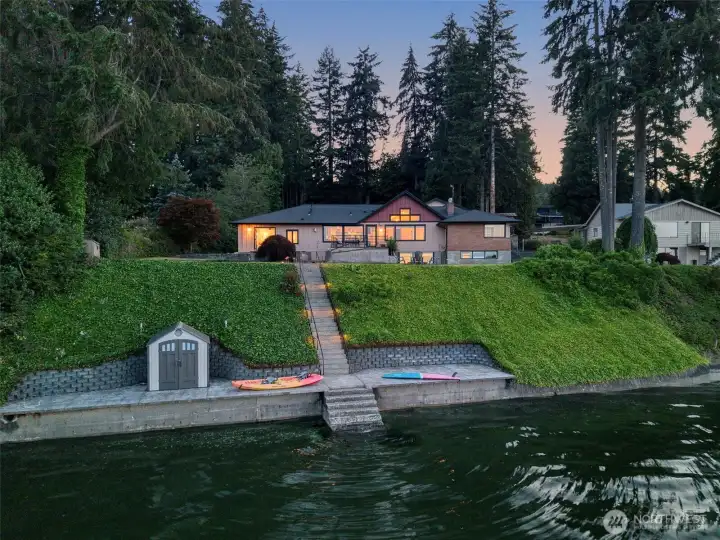Bulkhead, mooorage, outbuilding - enjoy coastal living (Kayak and paddleboard stay)