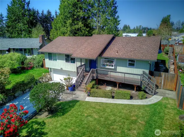 Lovingly maintained Lynnwood home! Great location, close to so many amenities! This home has had fresh exterior paint, newer roof and decking!