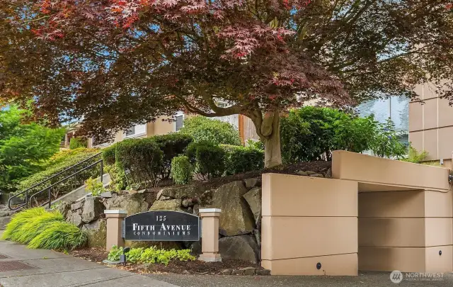 Welcome to the Boutique Condominium homes of 125 Fifth Avenue in Downtown Kirkland, just 1/2 block to Lake Washington Blvd.