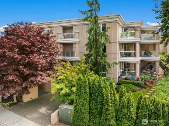 Only six units make up this exclusive complex, one of the few steel and concrete buildings in Kirkland.