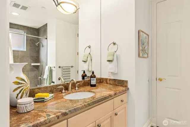 Full 2nd bath with both shower and bathtub.