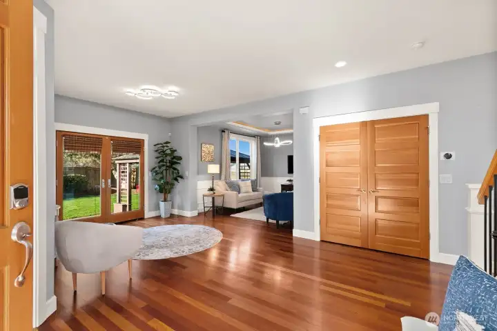 Spacious entry welcomes guests into this warm and inviting space!