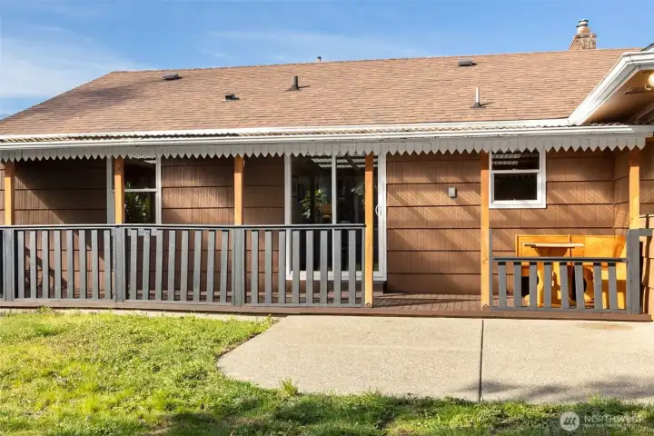 Expansive covered deck offers lots of outdoor enjoyment