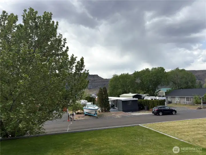 View to the right of the Basalt MT.