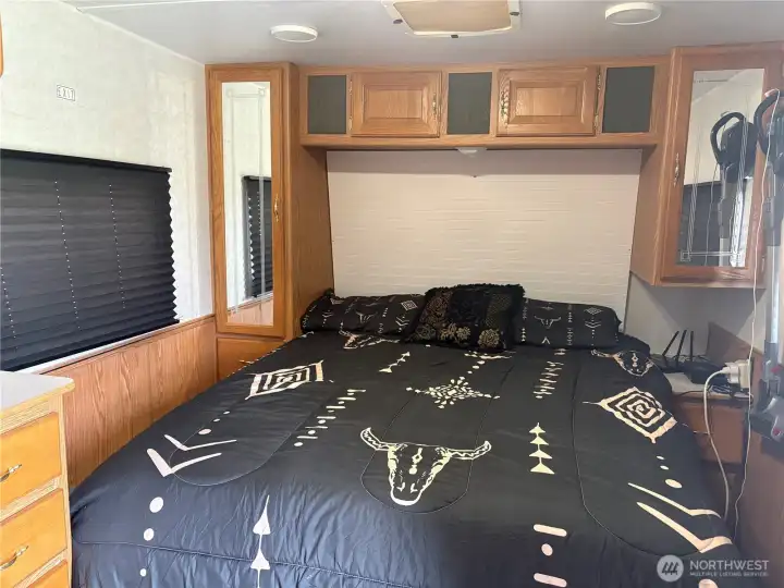 Queen size bed in the bedroom.