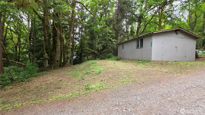 Oversized 1-car garage with workshop has 2 adjacent parking pads