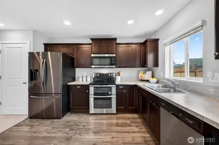 Please note the Refrigerator does not stay with house.