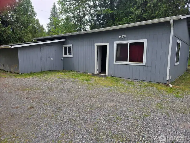 Shop/garage
