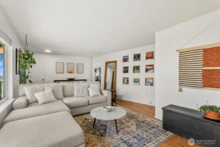Large Living Area! 25'X12'! Large Living Area! 25'X12'!