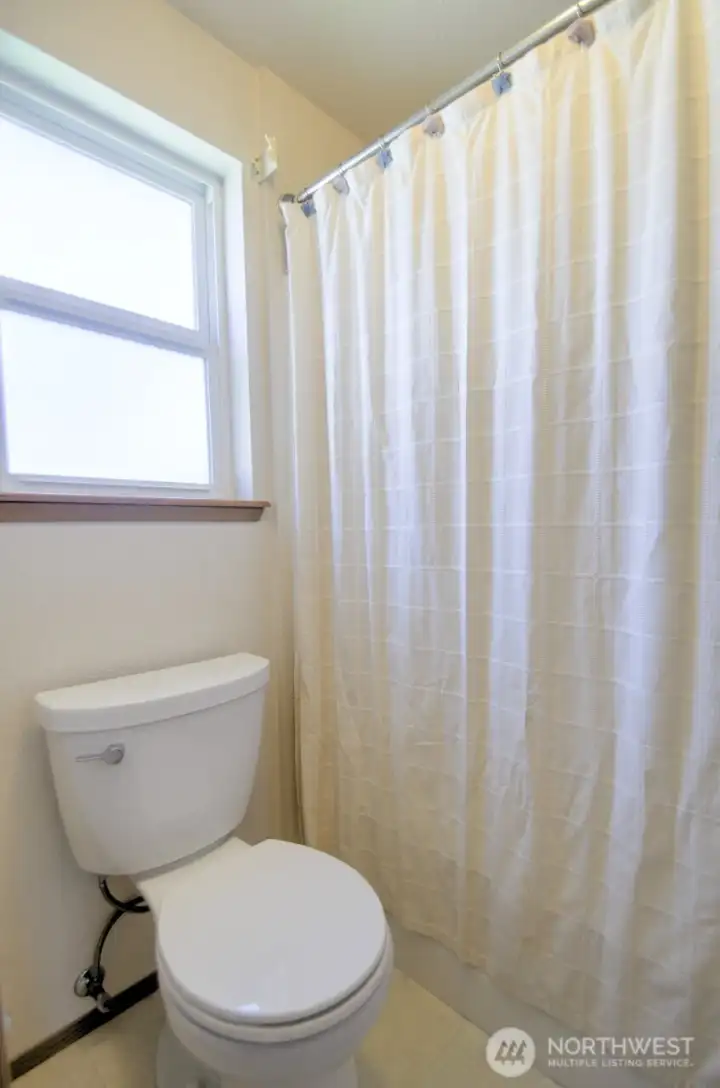 Separate toilet/bathtub/shower